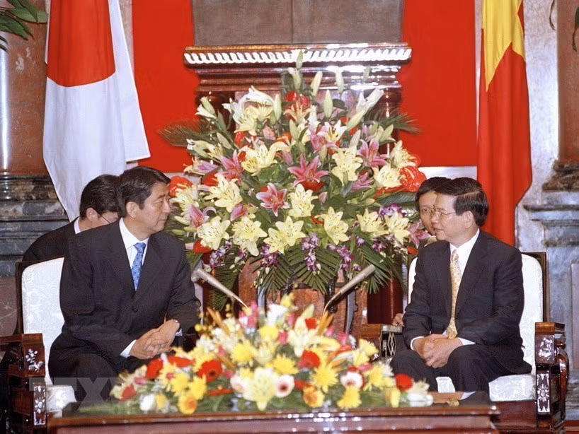 President Nguyen Minh Triet (right) hosted Japanese Prime Minister Shinzo Abe on November 20, 2006. (Photo: VNA)
