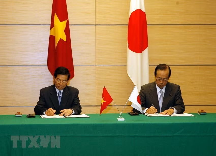President Nguyen Minh Triet and Japanese Prime Minister Yasuo Fukuda signed the Vietnam-Japan Joint Statement on November 27, 2007. (Photo: VNA)