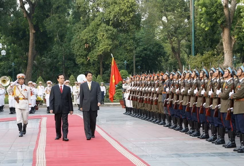 Prime Minister Nguyen Tan Dung and his Japanese counterpart Shinzo Abe inspected the guard of honour in November 2006. (Photo: VNA)