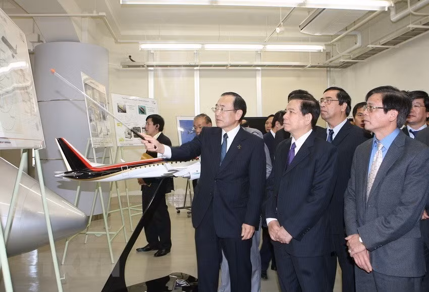 President Nguyen Minh Triet visited a factory of Mitsubishi in Japan's Aichi prefecture on November 15, 2010. (Photo: VNA)