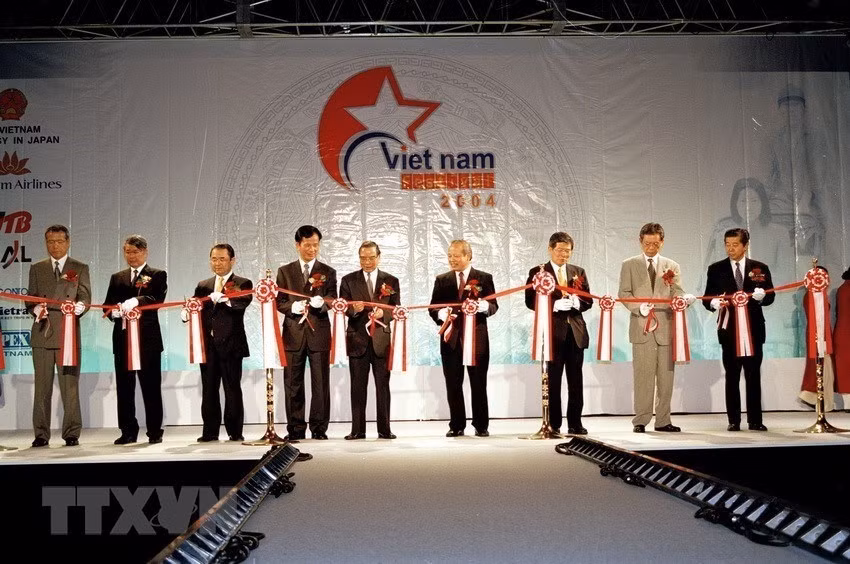 Prime Minister Phan Van Khai attended the opening ceremony of the Vietnam Festival in Yokohama, Japan, from June 4-6, 2004. (Photo: VNA)