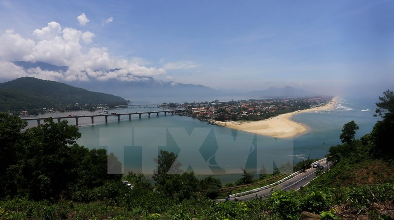 ​Renowned Lang Co Bay seen from the top of Hai Van Pass. (Photo: VNA)