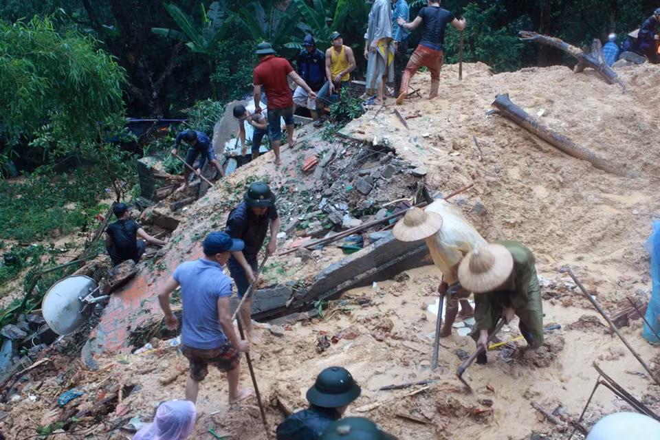 Search and rescue operations at three houses in Cao Thang ward, Ha Long city, where nine people in a family are died and injured (Photo: VNA)