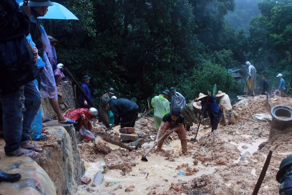 ​Search and rescue operations at three houses in Cao Thang ward, Ha Long city, where nine people in a family are died and injured (Photo: VNA)