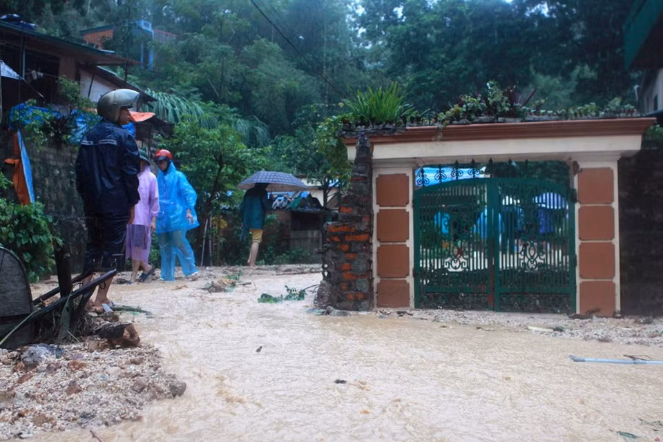 Long-lasting rains cause flooding and land slide in Cao Thang ward, Ha Long city (Photo: VNA)