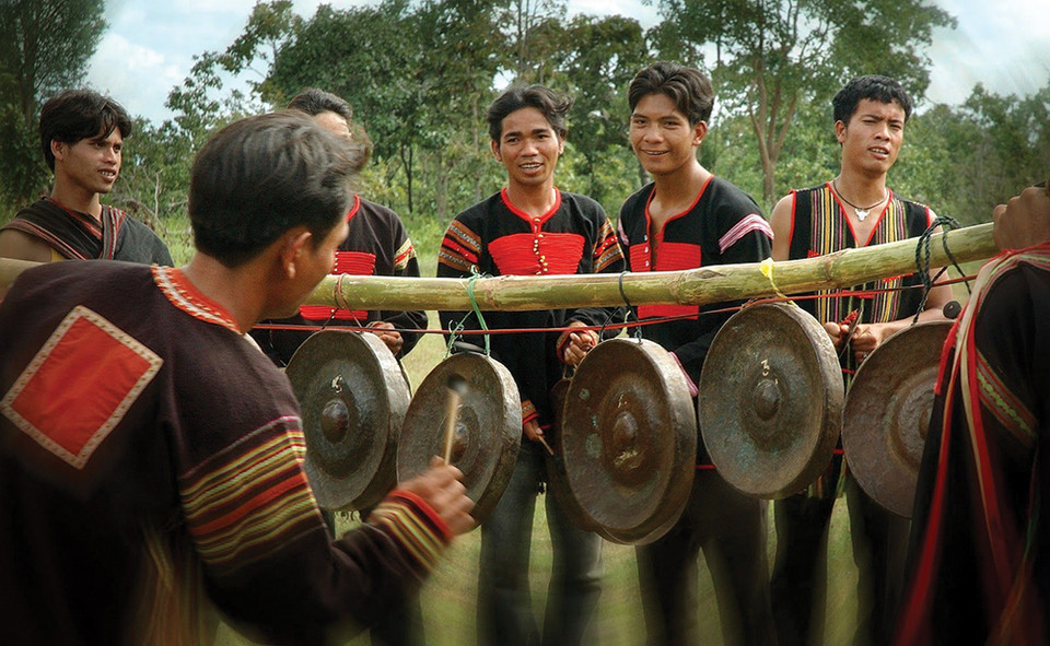 Whenever people from the Central Highlands hold a festival, they play gongs and take part in Xoang dancing. (Photo: VNA)