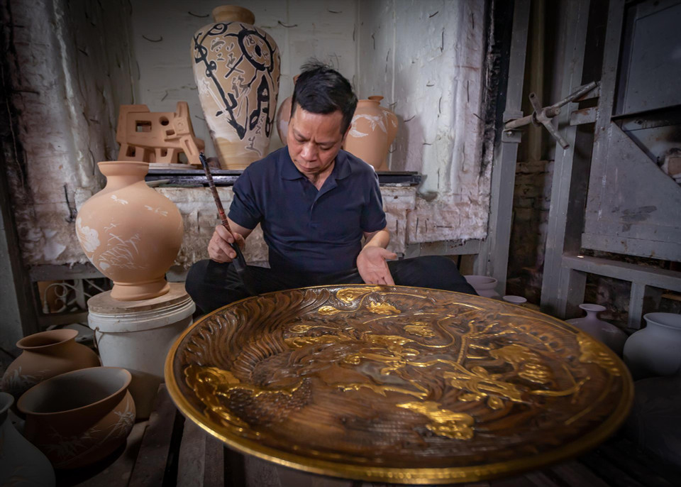 Born in 1971 in Hai Phong, Hung has pursued the ceramic craft since he was a child. (Photo: VNA)