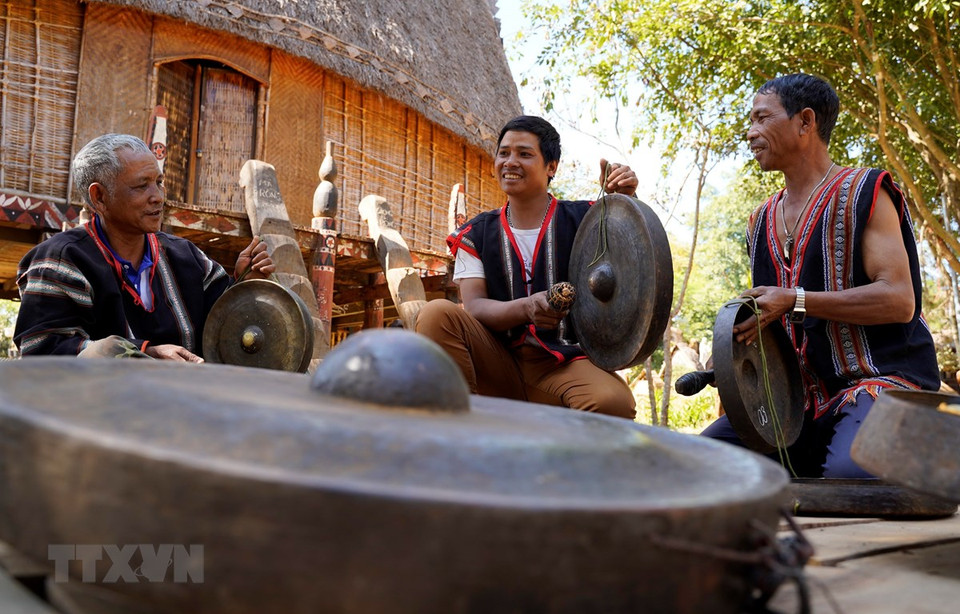 Gongs have become an attractive and appealing symbol of the culture of the Central Highlands and are associated with the cultural and spiritual lives and beliefs of local ethnic minority people. (Photo: VNA)