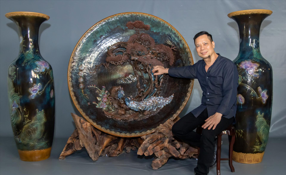 'Phu Quy Man Duong,' the world’s largest carved ceramic plate, measures 137 cm and weighs 400 kg. It was made in 2018 and took roughly 2,500 hours. (Photo: VNA)