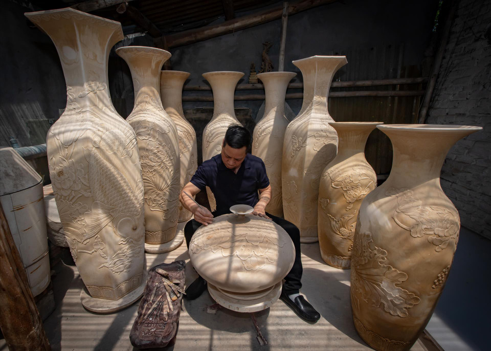 Hung opened his own workshop in Hanoi's Bat Trang pottery village, where he tries to improve techniques he inherited from previous generations. (Photo: VNA)