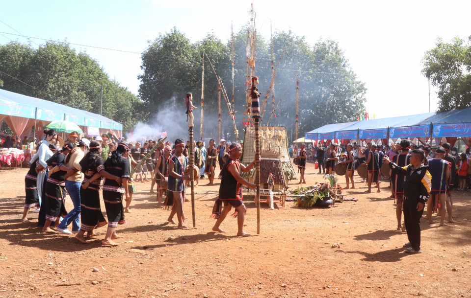 In the realm of Vietnamese musical instruments, gongs are renowned for their outstanding value and considered a language bridging humanity and the supernatural world. (Photo: VNA)