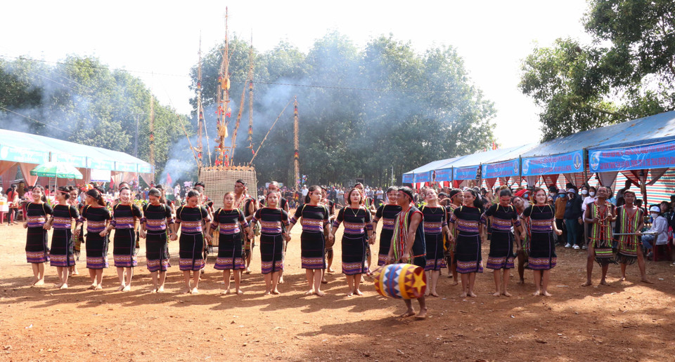 Xoang dance is an inseparable part of Central Highlands’ culture. Whenever local people hold a festival, they play gongs and take part in Xoang dancing. (Photo: VNA)