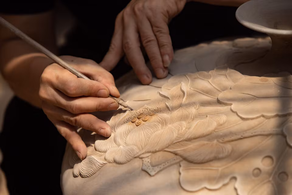 The artist has worked hard at his job, constantly experimenting and exploring new directions to develop his father's pottery profession. (Photo: VNA)