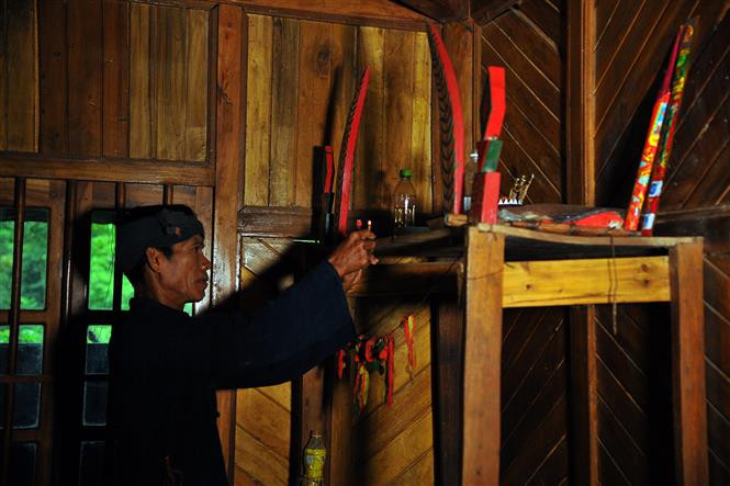 The offering ritual often takes place at the house of the village’s shaman (Photo: VNA)