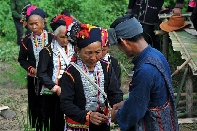 Kho Mu ethnic people join one another in their traditional dance (Photo: VNA)
