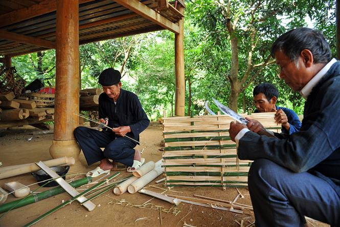 Villagers prepare necessary items for offering to the gods and ancestors (Photo: VNA)