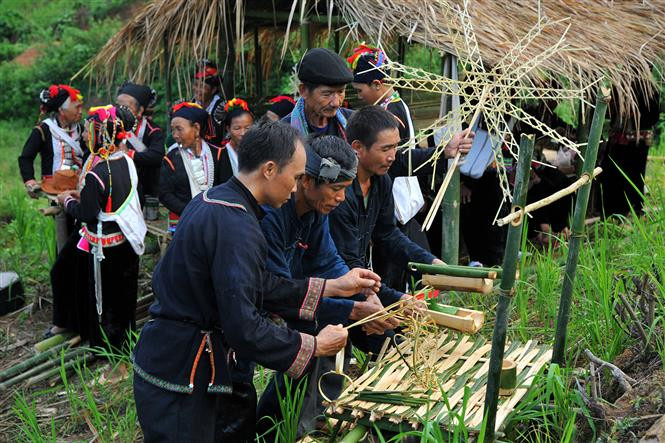 Ritual to pay gratitude to the god of the soil, who is believed to protect the villagers from bad luck, often takes place in rice fields (Photo: VNA)