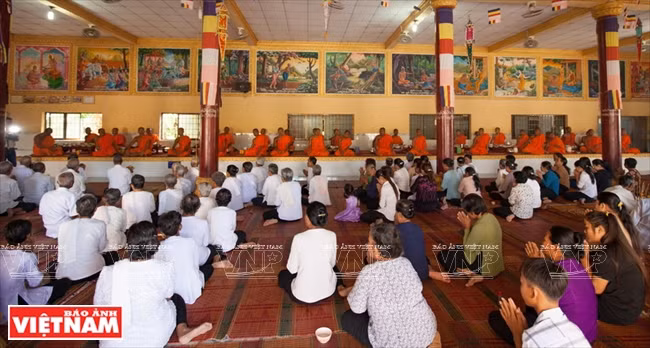 A ceremony in a pagoda in Xoai Xiem Moi in Tra Cu district, Tra Vinh province. (Photo: VNA)