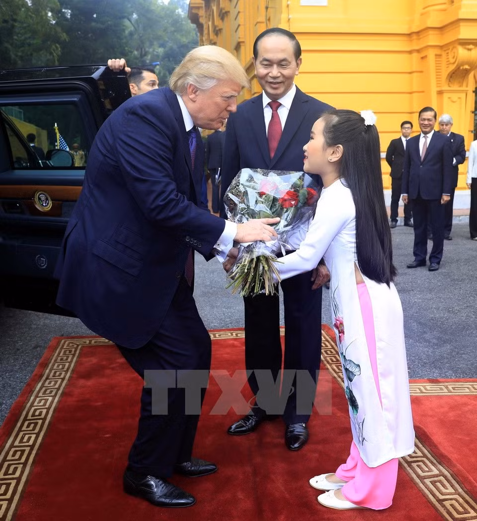  The US President receives flowers from Hanoi children (Source: VNA)