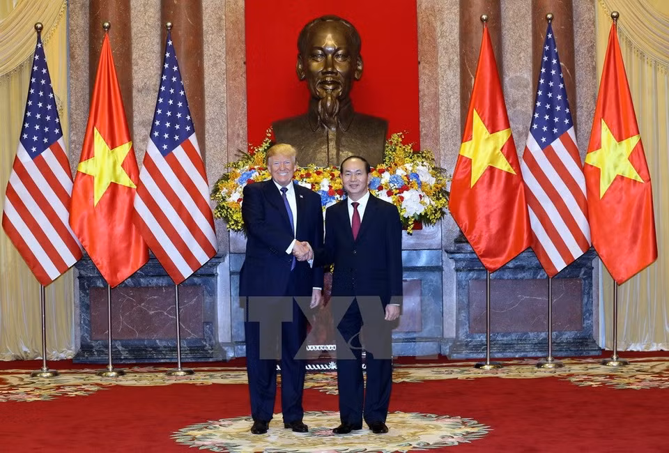  President Tran Dai Quang (R) welcomes US President Donald Trump (Source: VNA)