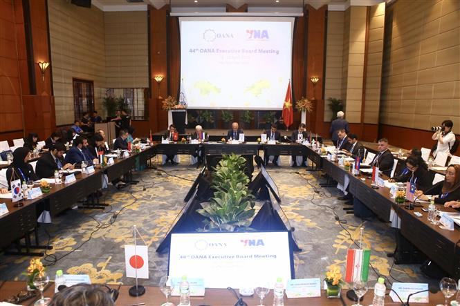 Delegates to the 44th Executive Board Meeting of the Organisation of Asia-Pacific News Agencies (OANA) take part in the Meeting of Managing Board after the event’s opening session in Hanoi on April 19 (Photo: VNA)