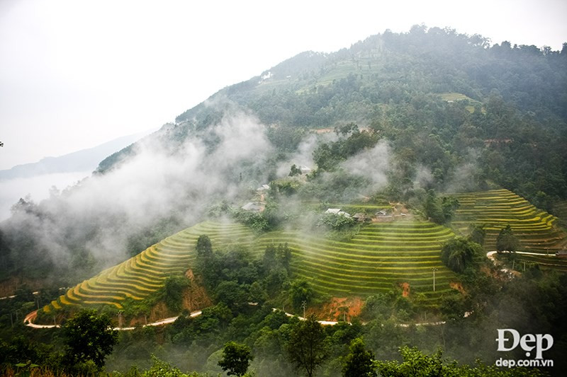 A winding road to Then Chu Phin village. (Source: dep.com.vn/VNA)