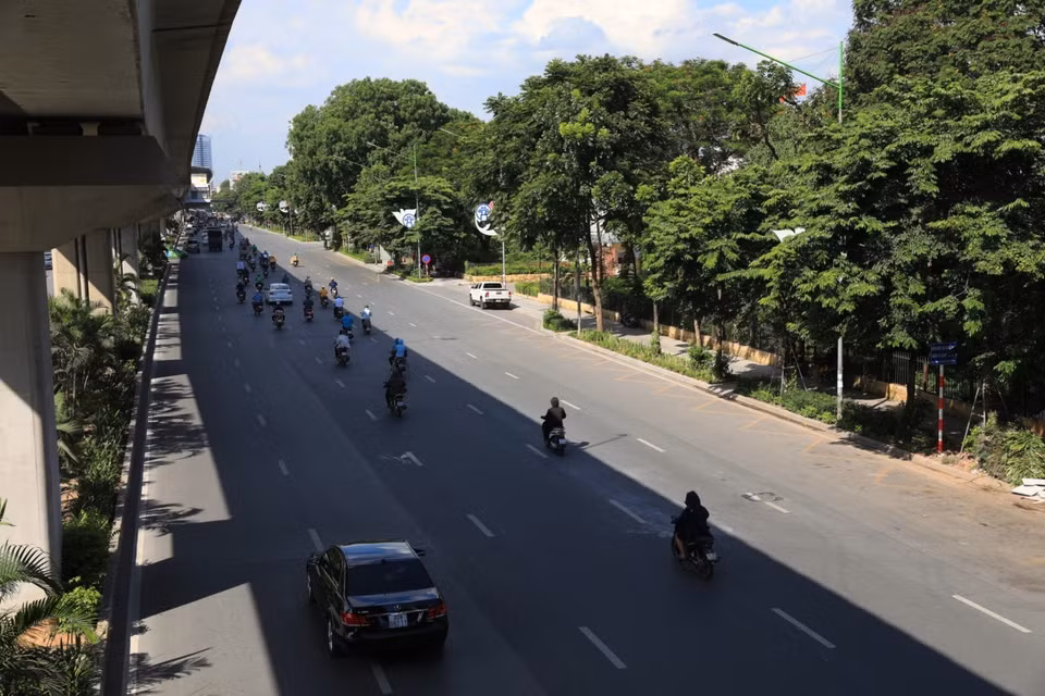 Vehicles avoid sunlight under Cat Linh-Ha Dong elevated railway. (Photo: VNA)