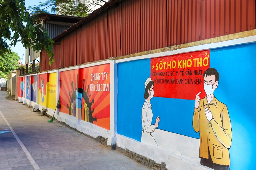 The paintings capture attention of passersby. (Photo: Vietnam+)