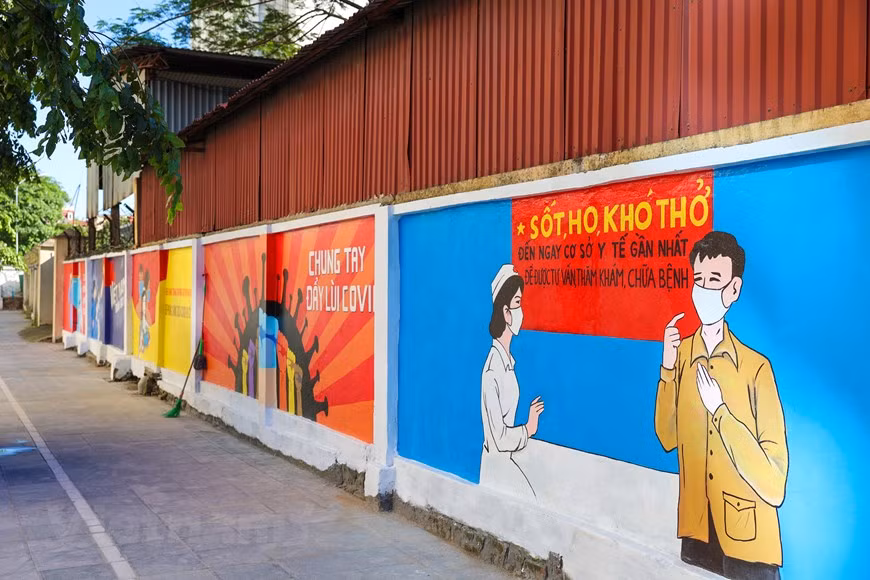 The paintings capture attention of passersby. (Photo: Vietnam+)