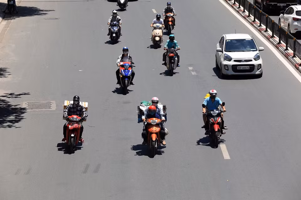 Hot weather affects people joining in traffic. (Photo: VNA)