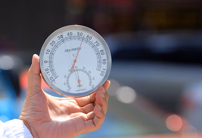 Temperature on the road surface reaches 55 degrees Celsius at noon. (Photo: VNA)
