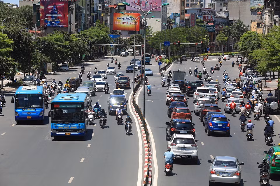 Hot weather can cause dehydration, exhaustion and heat stroke due to prolonged exposure to high temperatures. (Photo: VNA)