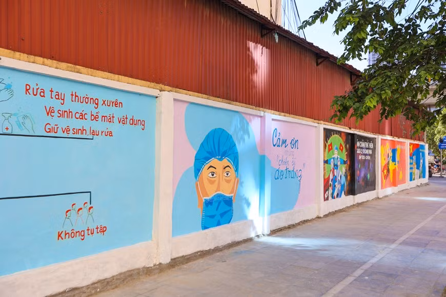 The mural paintings themed COVID-19 prevention and control hit Hanoi street. (Photo: Vietnam+)