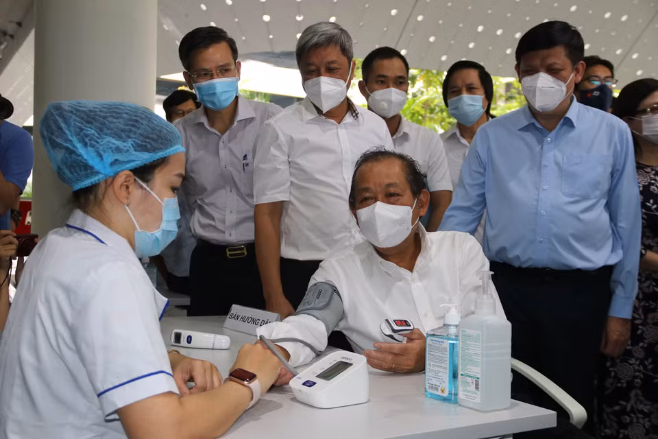 Permanent Deputy Prime Minister Truong Hoa Binh has his blood pressure measured at the launching ceremony of the COVID-19 vaccination campaign in Ho Chi Minh City. (Photo: VNA)