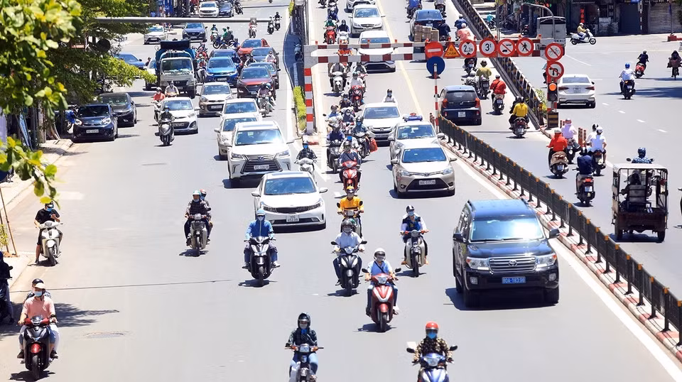 Hot weather can cause dehydration, exhaustion and heat stroke due to prolonged exposure to high temperatures. (Photo: VNA)