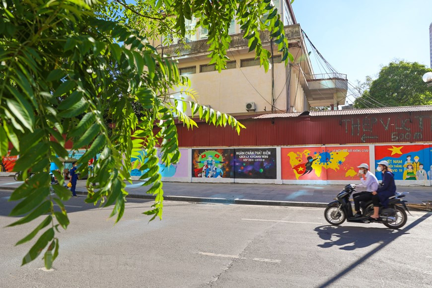 The paintings with different topics but all carry a message of fighting the COVID-19 pandemic. (Photo: Vietnam+)