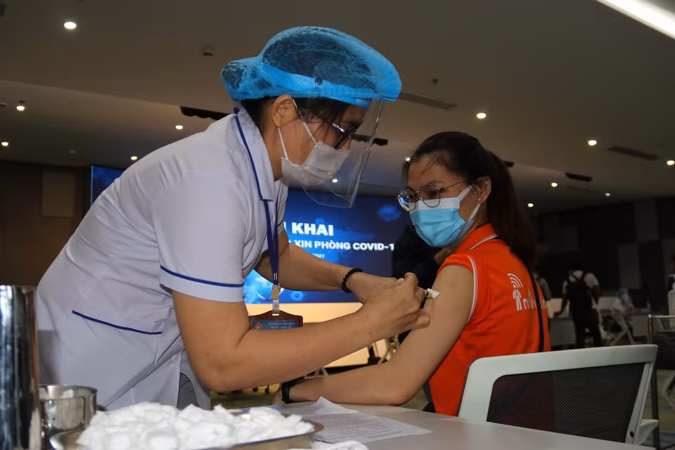 COVID-19 vaccination is conducted at FPT Software Company Limited. (Photo: VNA)