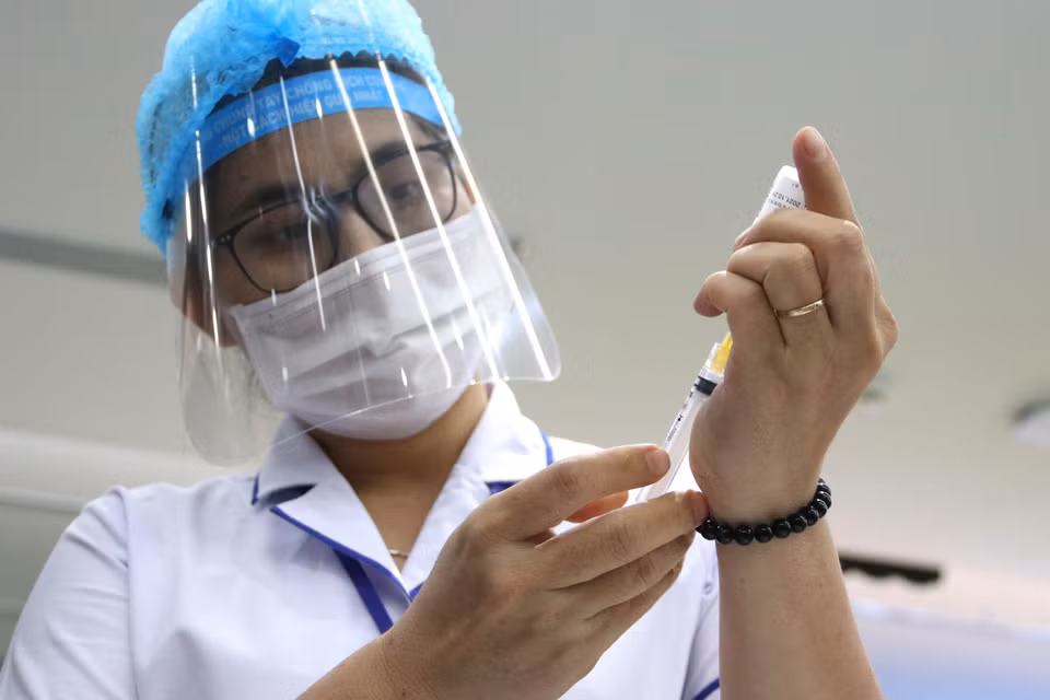 Doctors in Thu Duc, Ho Chi Minh City prepare COVID-19 vaccine doses before injecting employees at FPT Software Company Limited. (Photo: VNA)