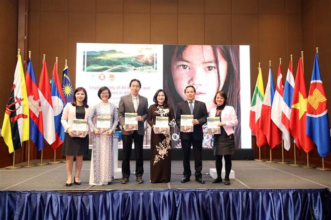 Launching ceremony for the Regional Report 'Promote Sustainable Integration of ASEAN Community through ensuring the legal status of ASEAN women and children.' (Photo: VNA)