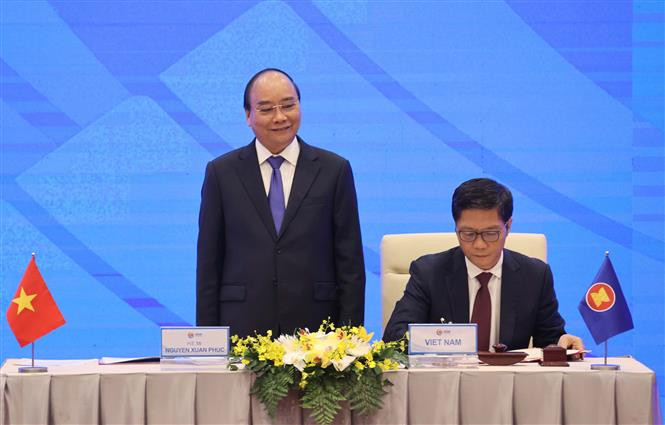 Prime Minister Nguyen Xuan Phuc, ASEAN 2020 Chair, witnesses the signing ceremony for RCEP in Hanoi (Photo: VNA)