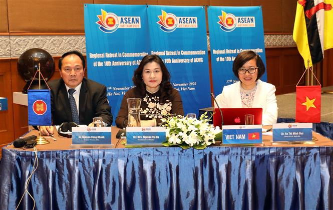 Delegates at the ceremony discuss matters on legal status of ASEAN women and children (Photo: VNA)