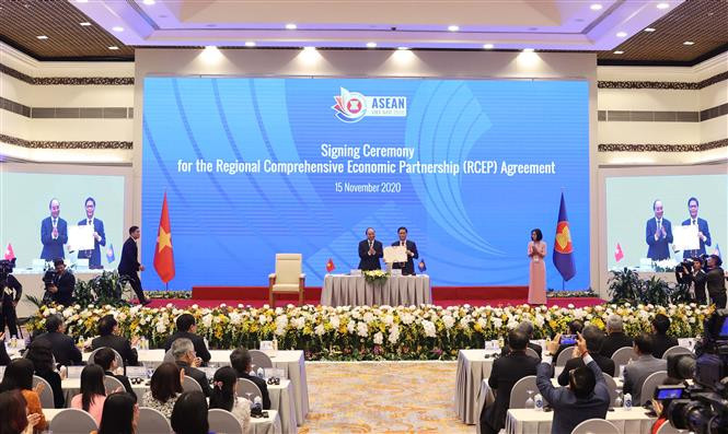 Prime Minister Nguyen Xuan Phuc, ASEAN 2020 Chair, witnesses the signing ceremony in Hanoi (Photo: VNA)