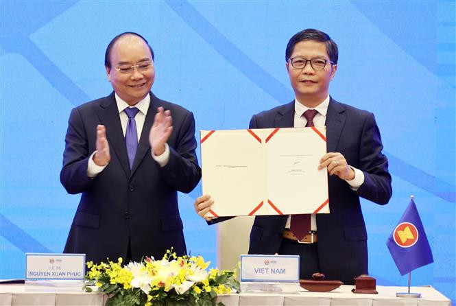 Prime Minister Nguyen Xuan Phuc, ASEAN 2020 Chair, witnesses the signing ceremony in Hanoi (Photo: VNA)