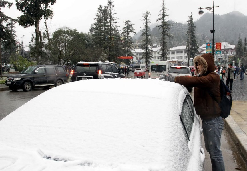A car is covered with frost in Sapa (Photo: VNA)