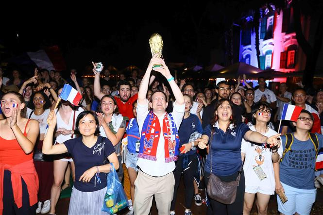 Vietnamese and French football supporters celebrate together (Source: VNA)
