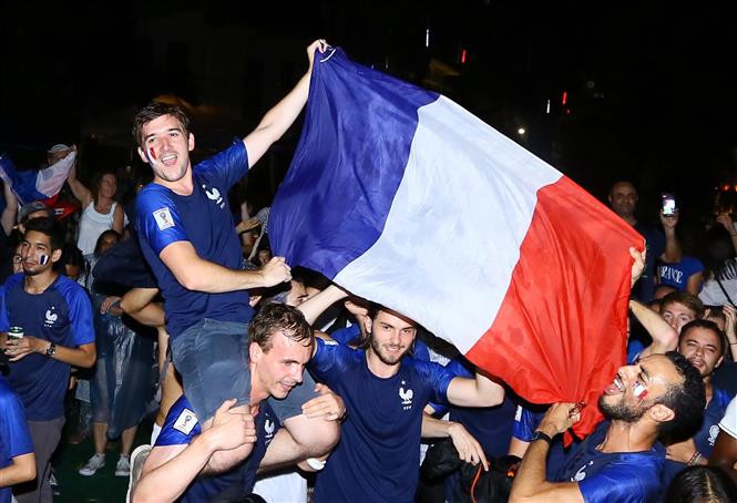 French football lovers celebrate the win together with their national flag (Source: VNA)