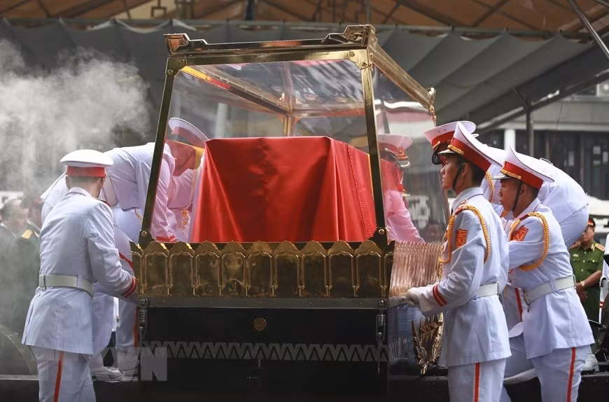  Soldiers put a glass case covering former President General Le Duc Anh’s casket (Photo: VNA)