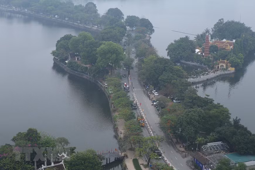 The hearse carrying his coffin goes through streets in Hanoi (Photo: VNA)