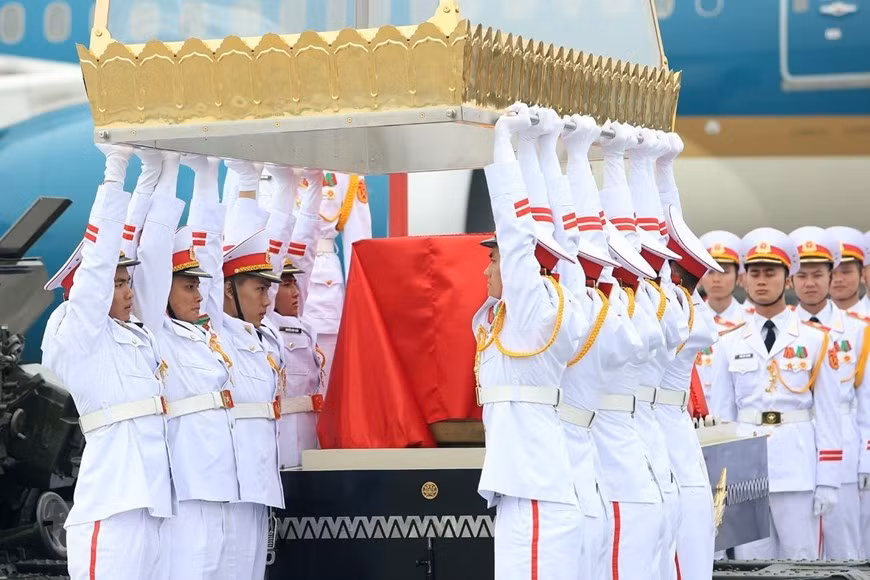 His coffin is taken to the Noi Bai int'l airport to be transported to HCM City where he is burried at the city’s Martyrs’ Cemetery (Photo: VNA)