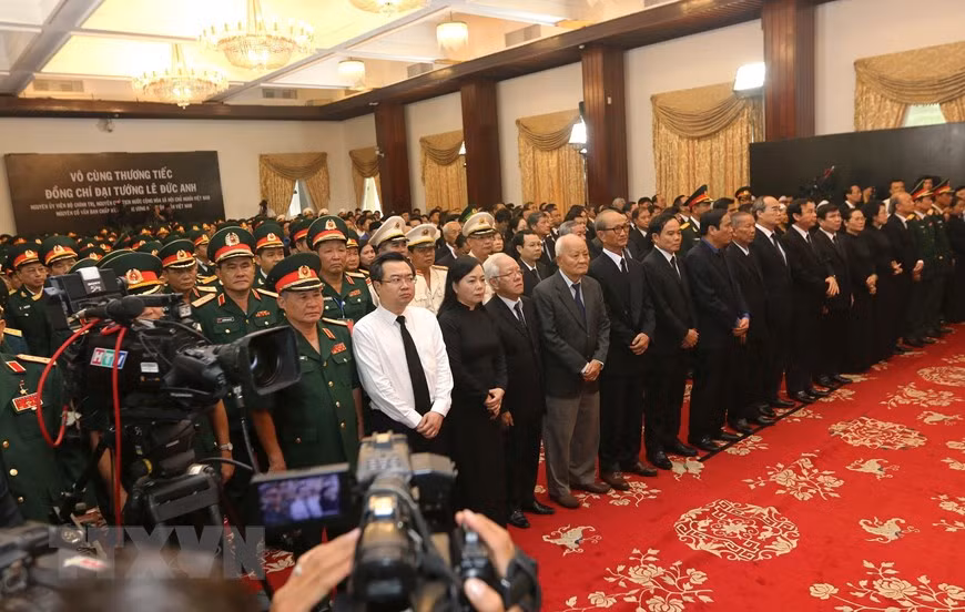 Incumbent and former Party and State officials at the memorial service (Photo: VNA)